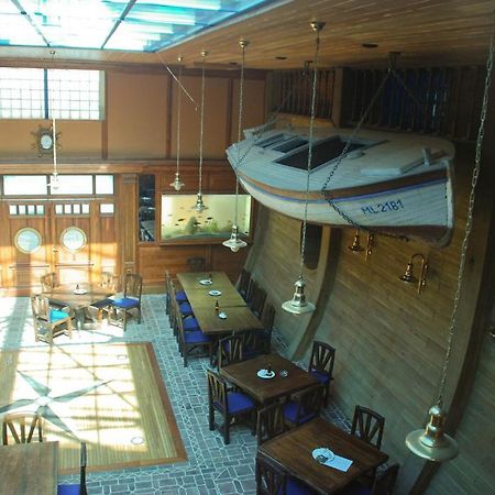 Hotel Marina Hermanuv Mestec Extérieur photo