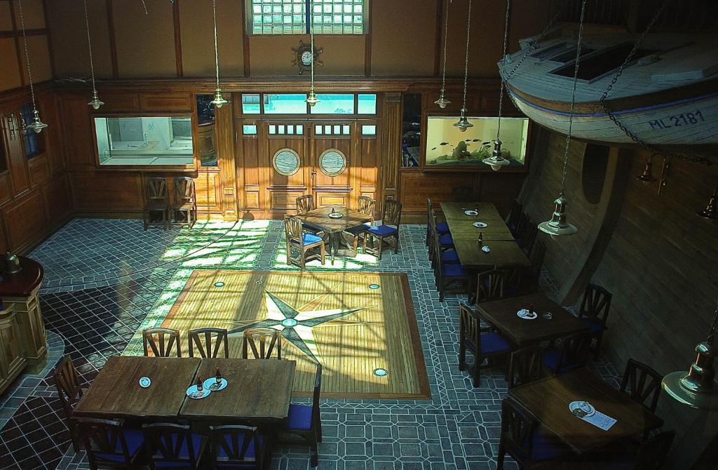 Hotel Marina Hermanuv Mestec Extérieur photo