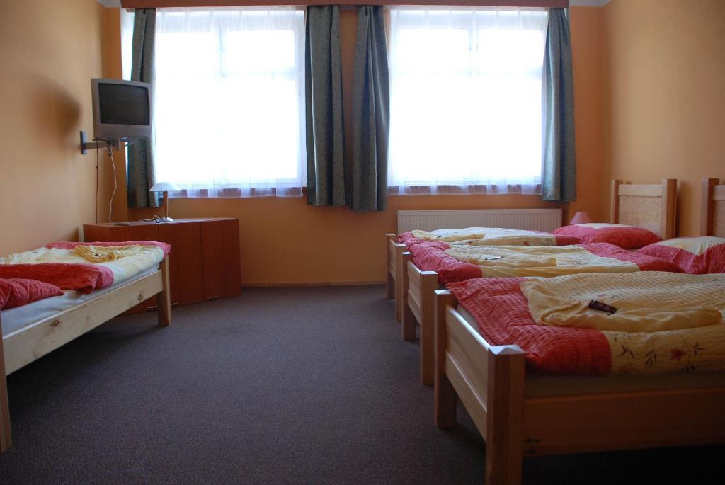 Hotel Marina Hermanuv Mestec Chambre photo