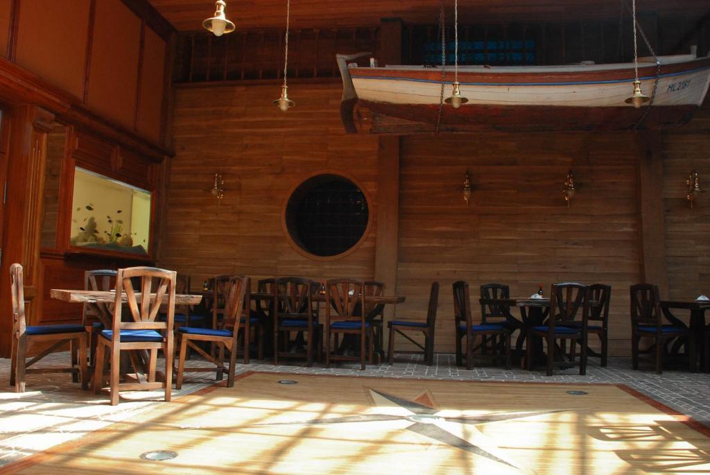 Hotel Marina Hermanuv Mestec Extérieur photo